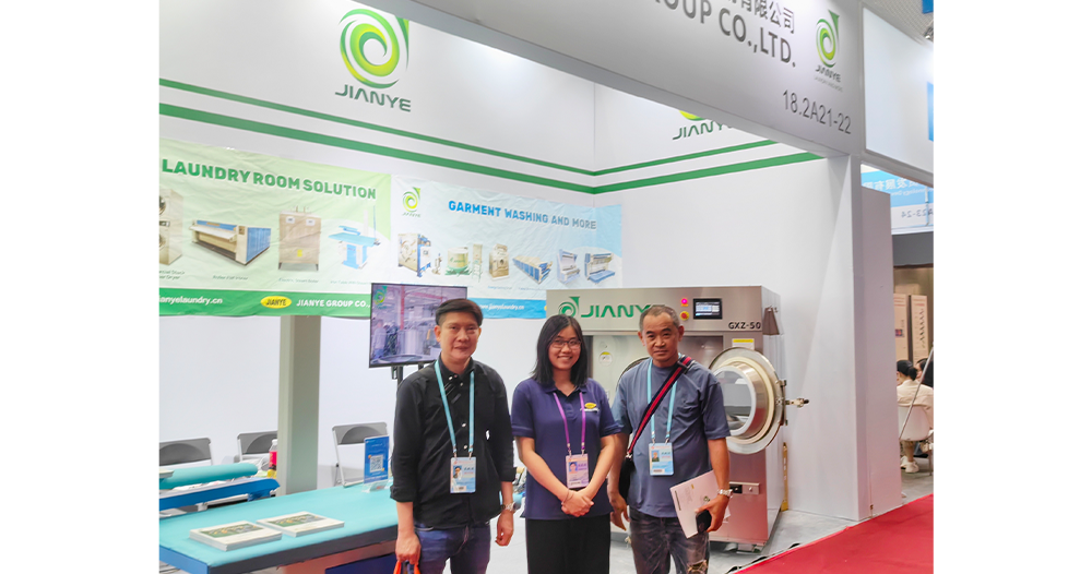 The 133rd canton fair day 2 widely praised by customers who visited the exhibition6